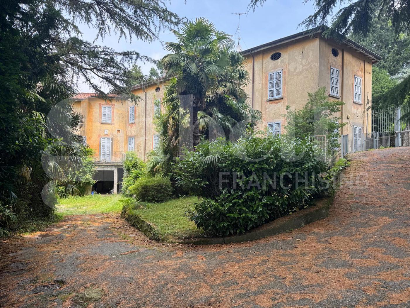 Villa con giardino a Ello