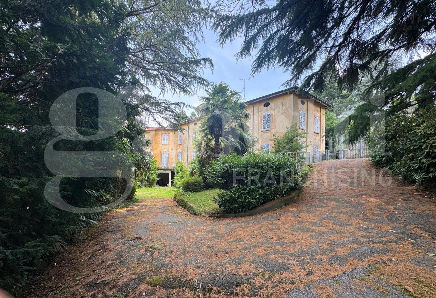 Villa con giardino a Ello