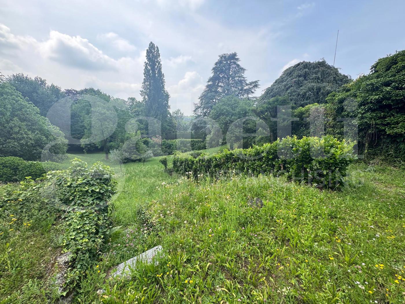Villa con giardino a Ello