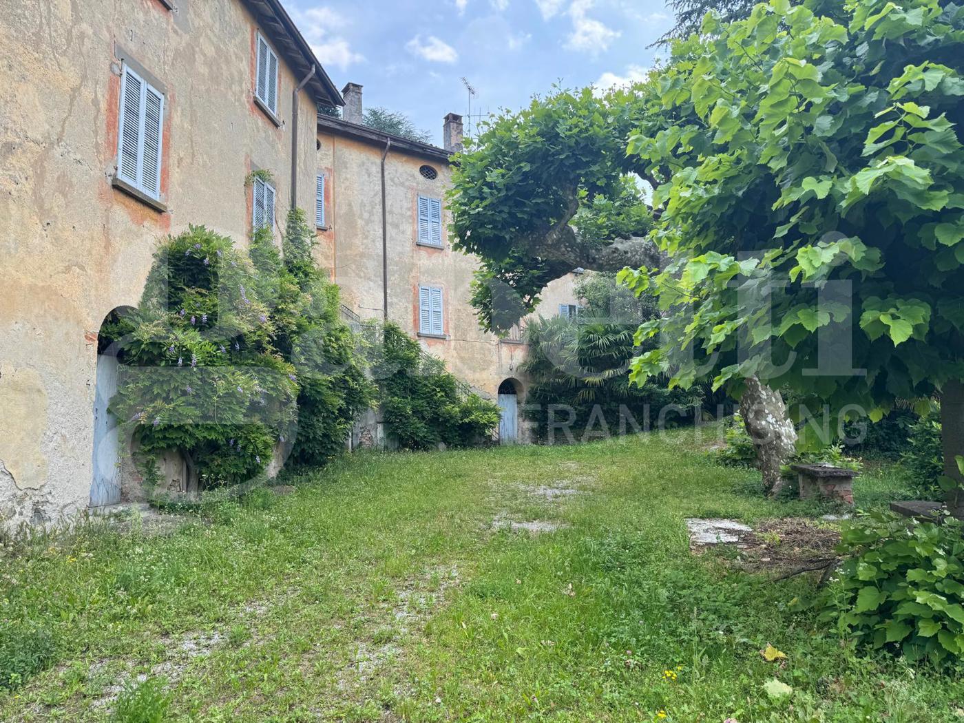 Villa con giardino a Ello