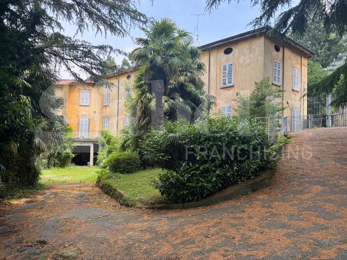 Villa con giardino a Ello