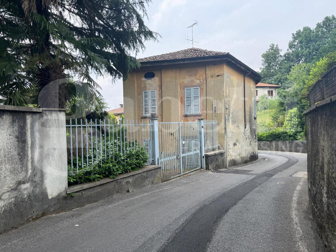 Villa con giardino a Ello