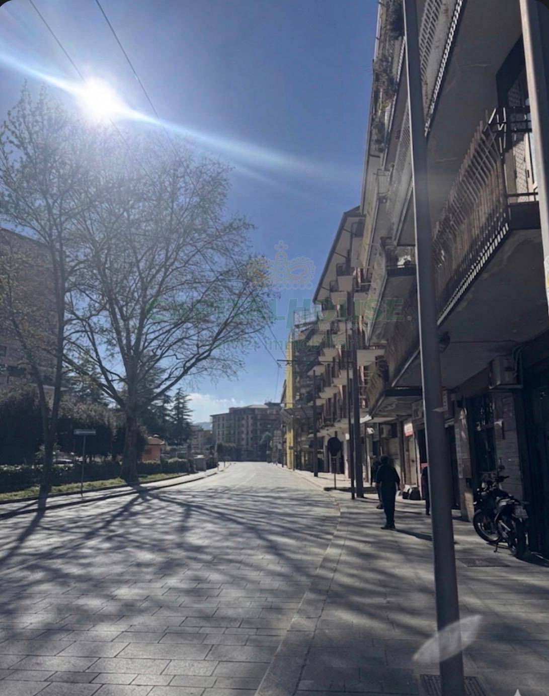 Commerciale in vendita a Avellino, Via Circumvallazione