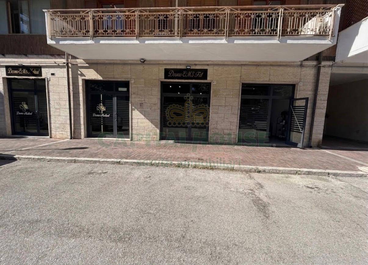 Commerciale in affitto a Avellino, Cappuccini