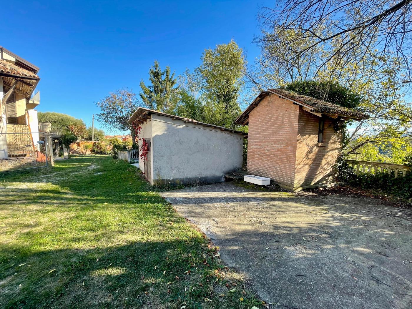 Rustico con box doppio a Monticello d'Alba