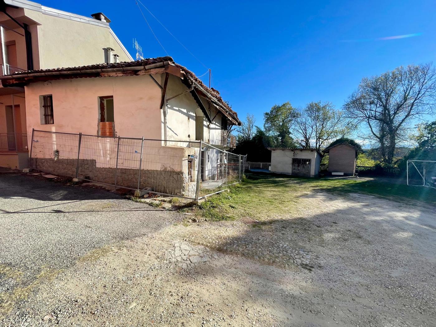 Rustico con box doppio a Monticello d'Alba