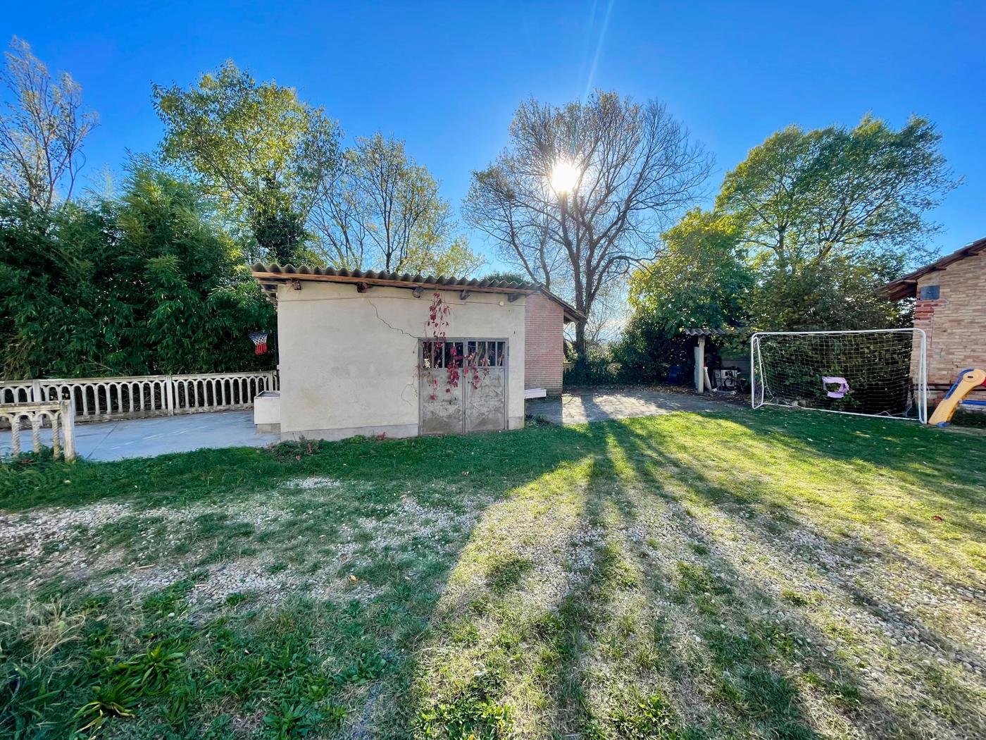 Rustico con box doppio a Monticello d'Alba