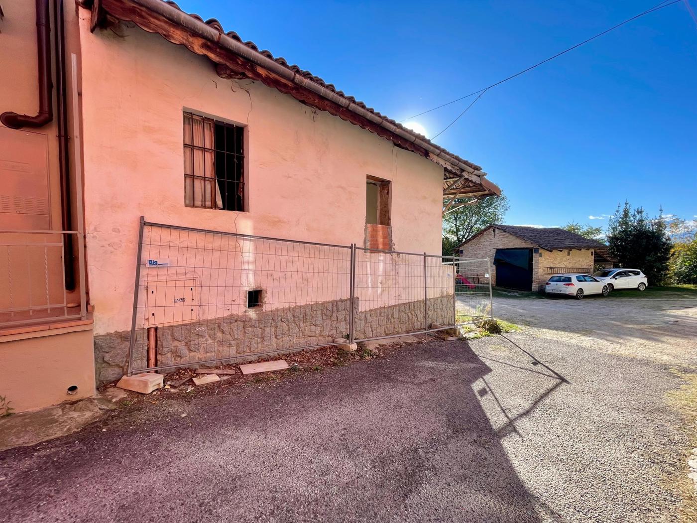 Rustico con box doppio a Monticello d'Alba