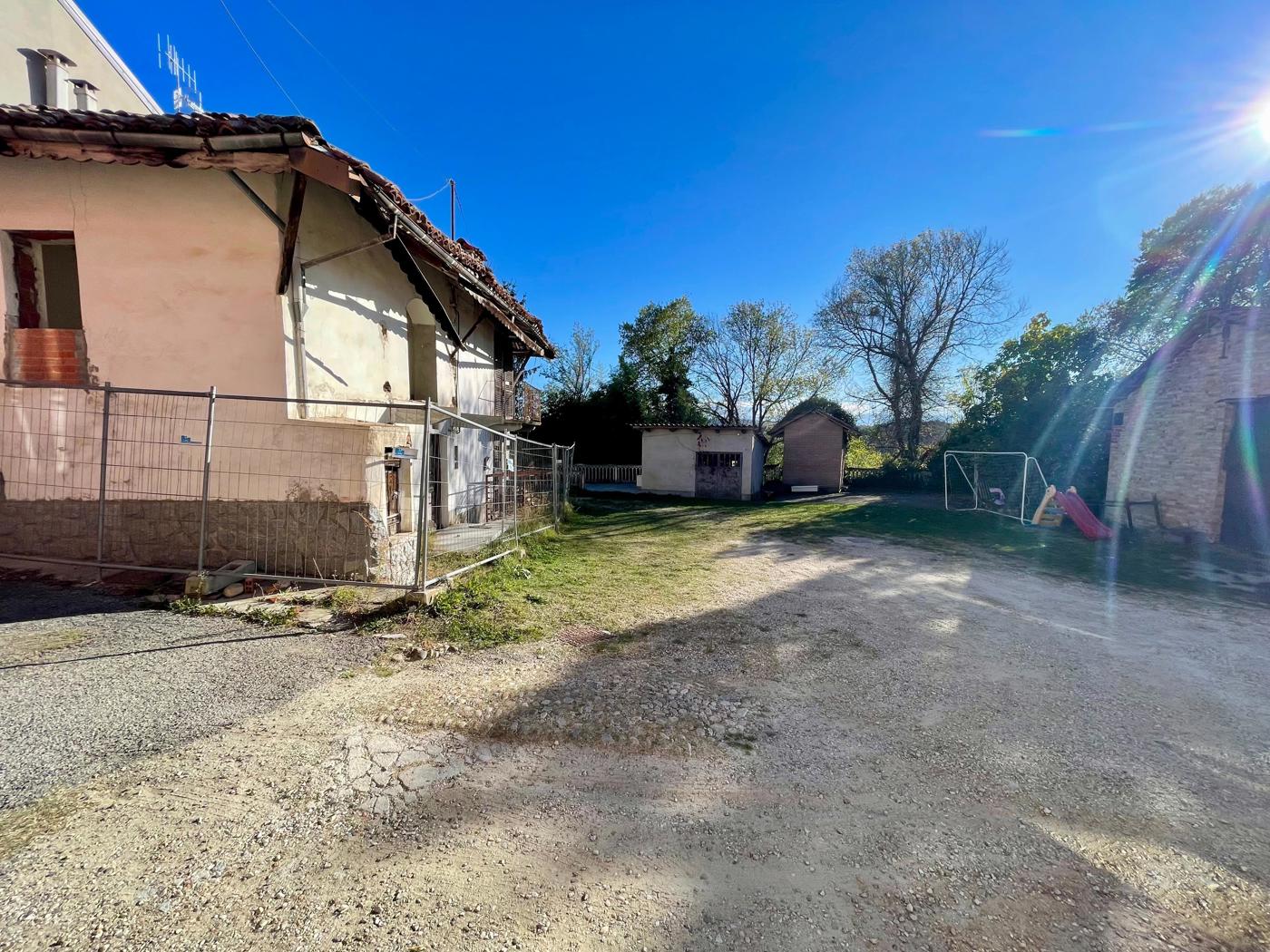 Rustico con box doppio a Monticello d'Alba