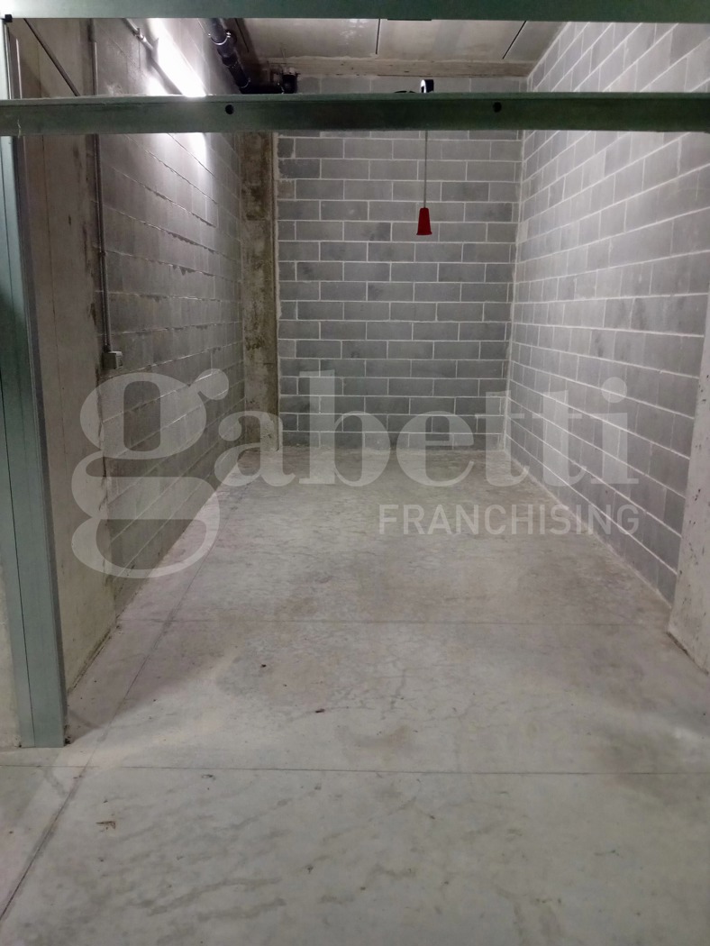 Box/Garage 18mq in vendita a Alba