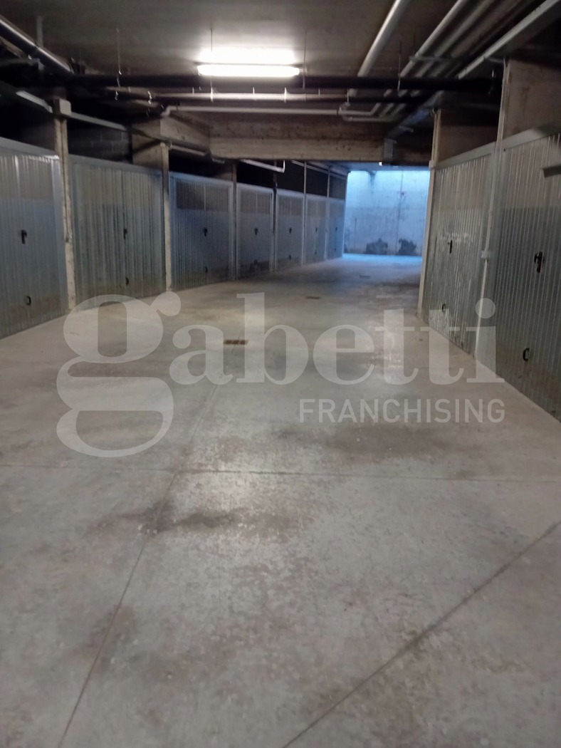 Box/Garage 18mq in vendita a Alba