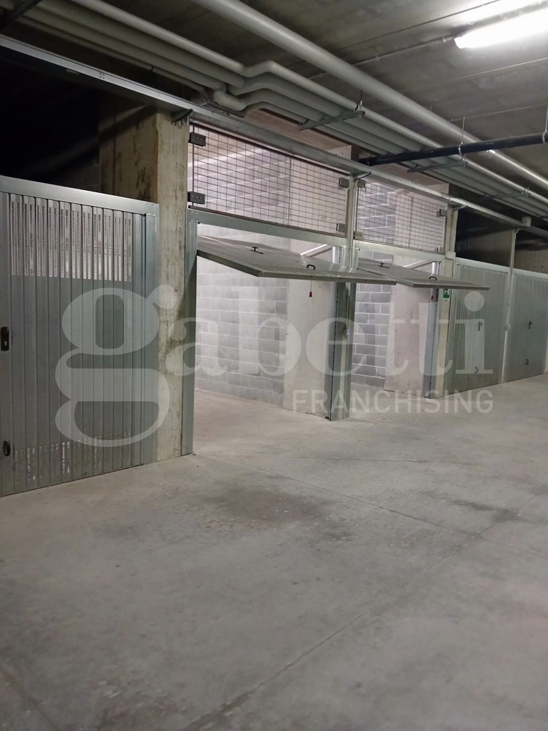 Box/Garage 18mq in vendita a Alba