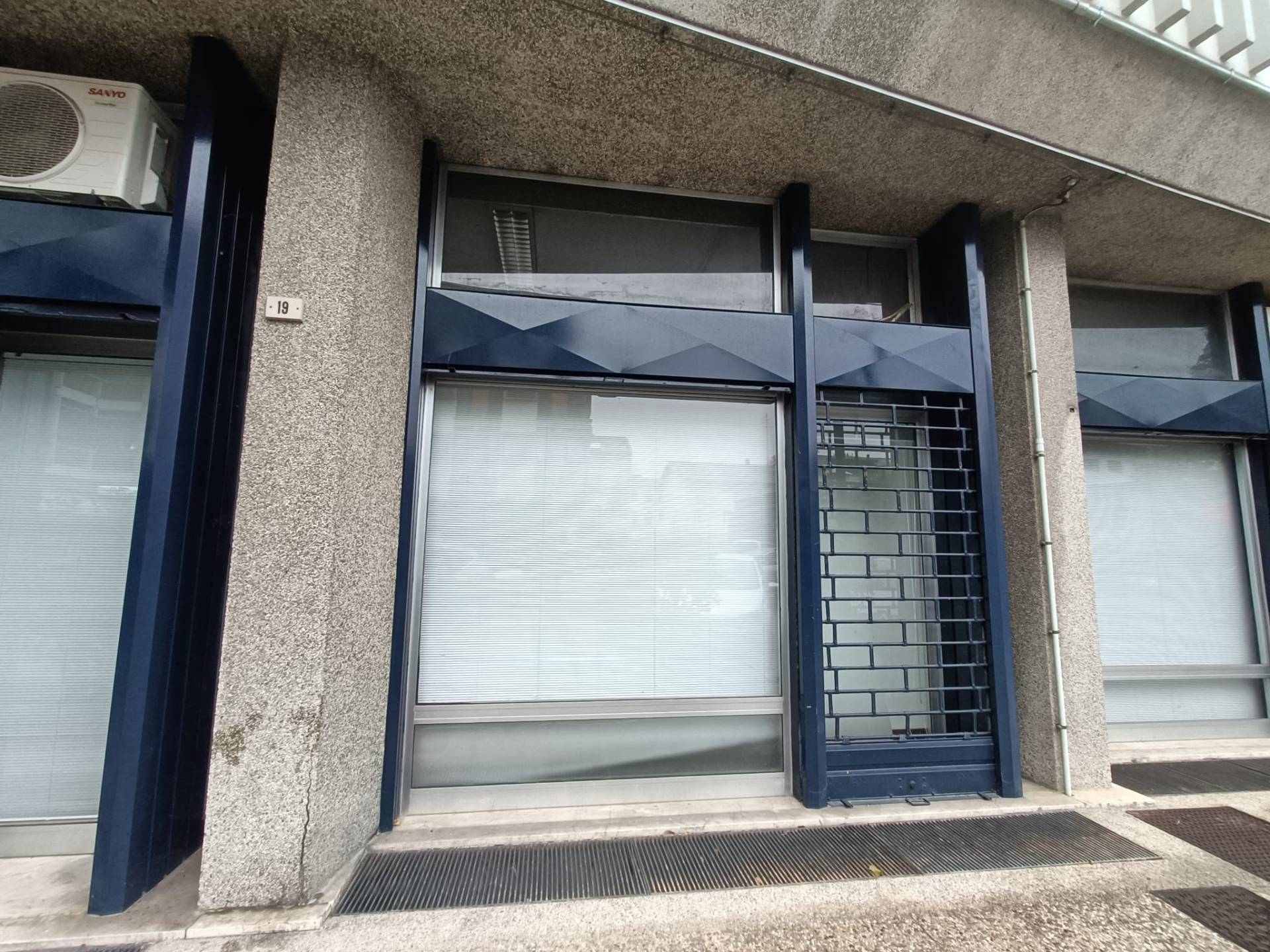 Locale commerciale in vendita a Pordenone, Centro