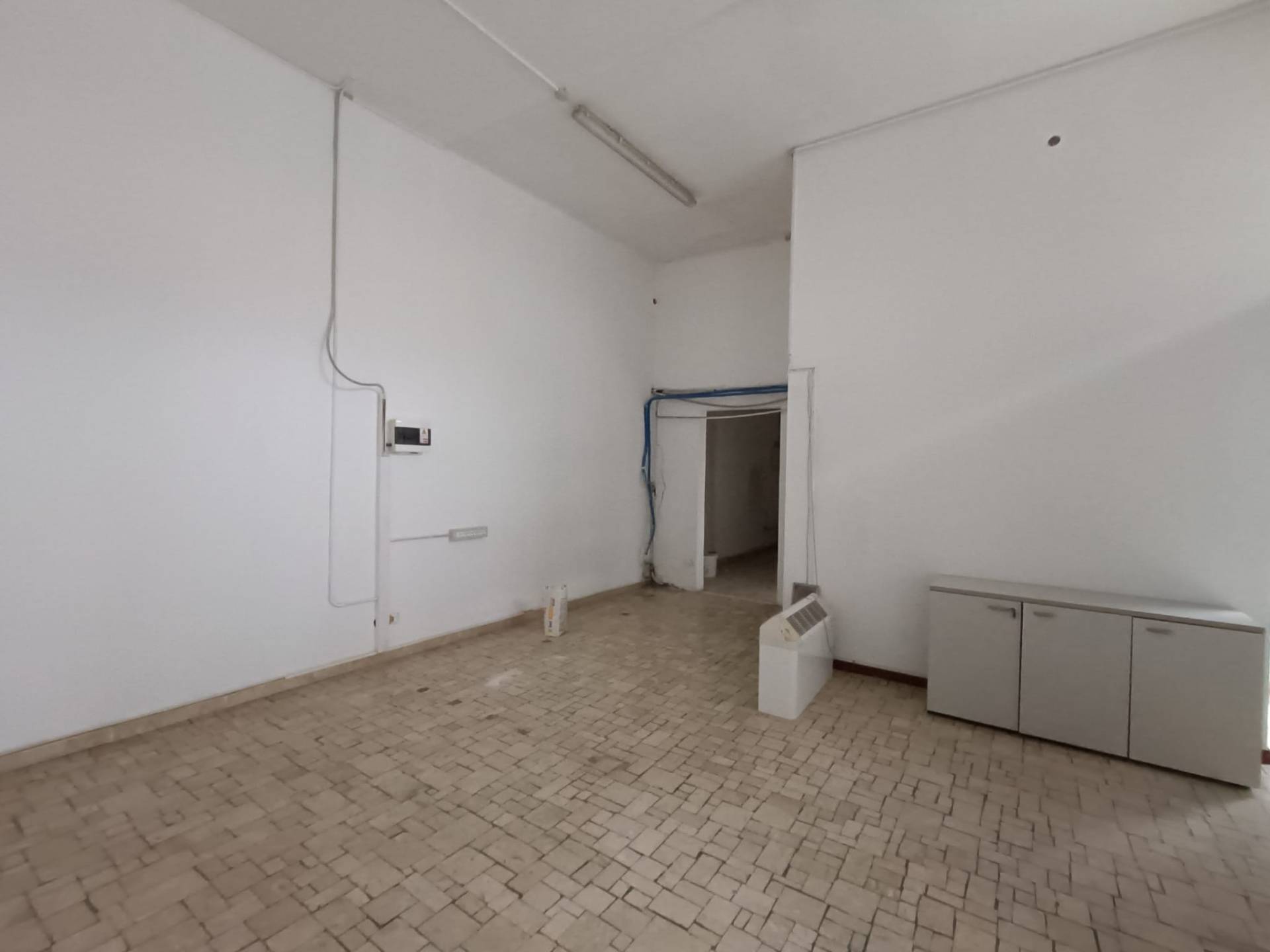 Locale commerciale in vendita a Pordenone, Centro