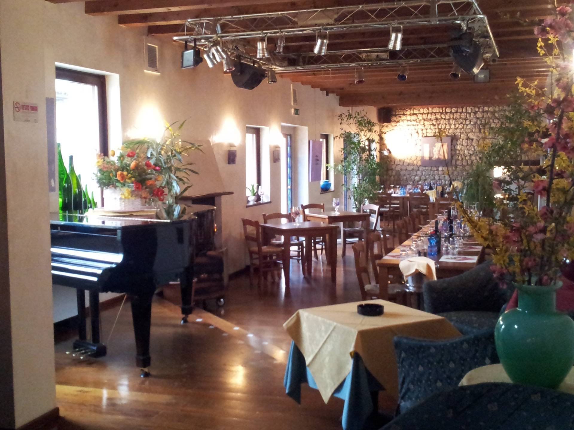 Locale commerciale in vendita a Fontanafredda