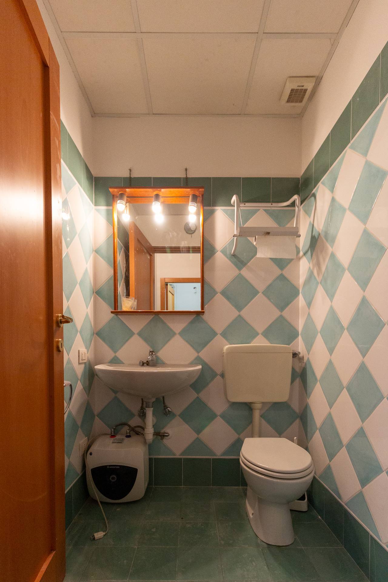 Locale commerciale in vendita a Pordenone, Centro