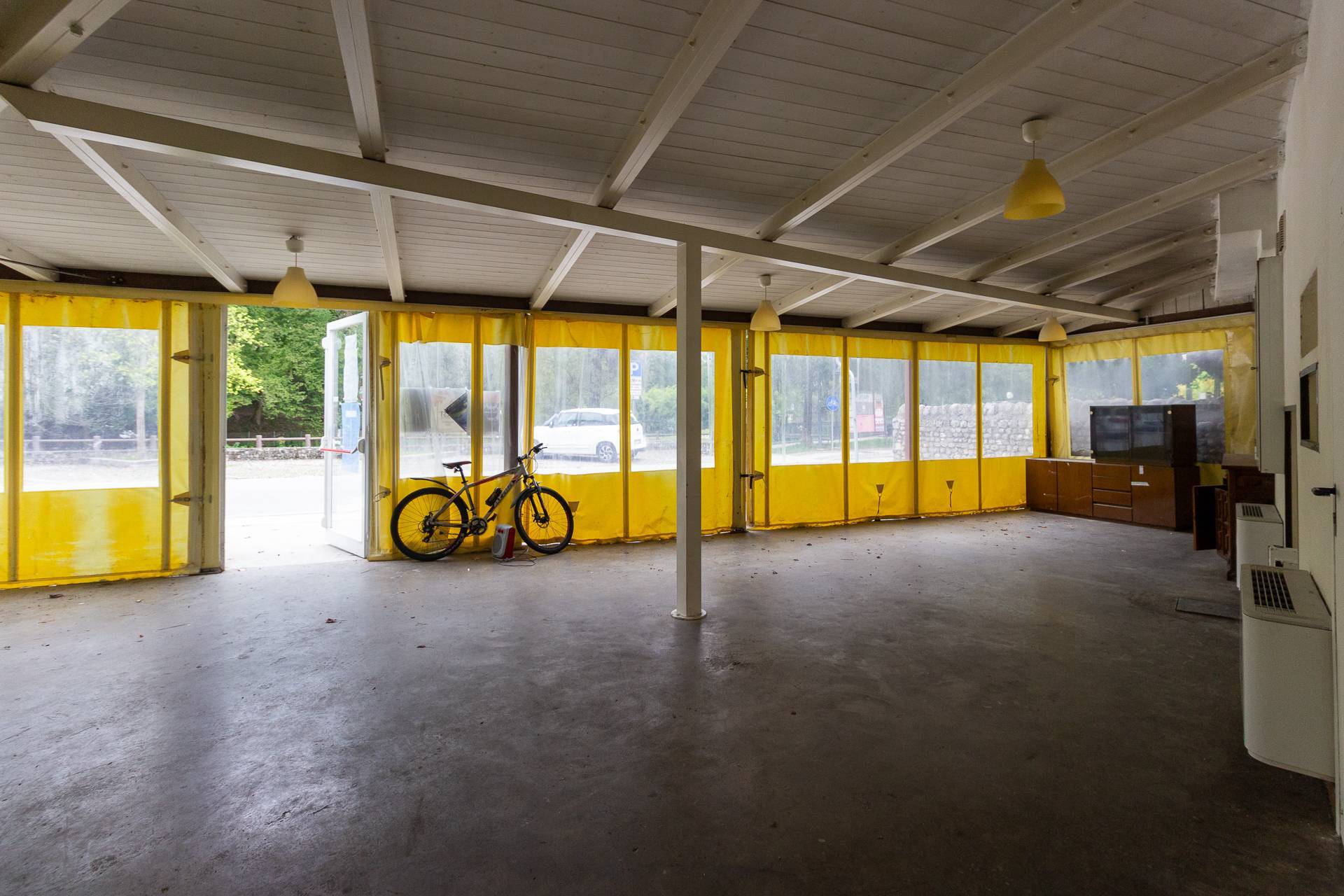 Locale commerciale in affitto a Porcia