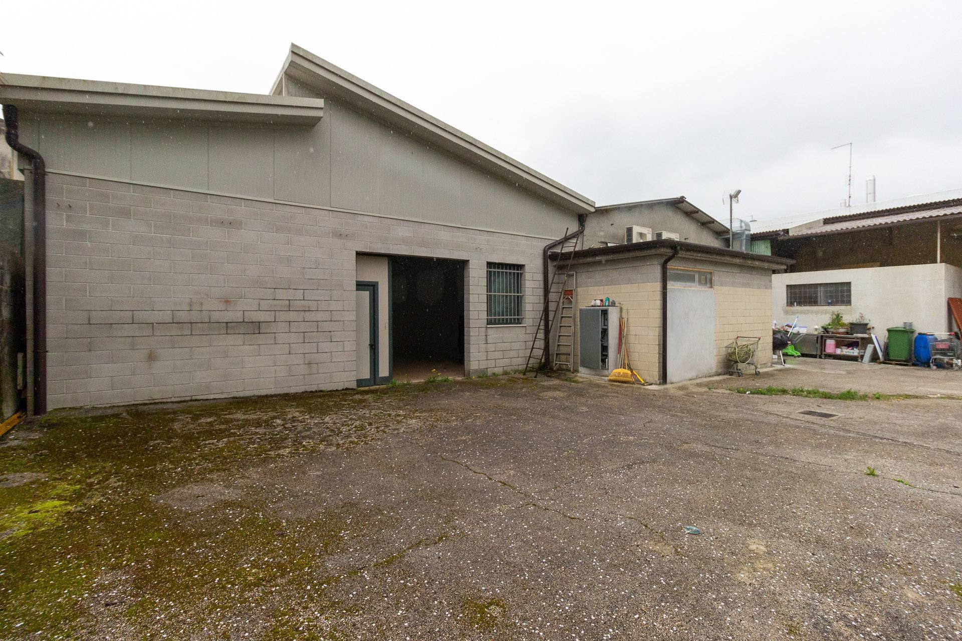 Locale commerciale in vendita a Aviano