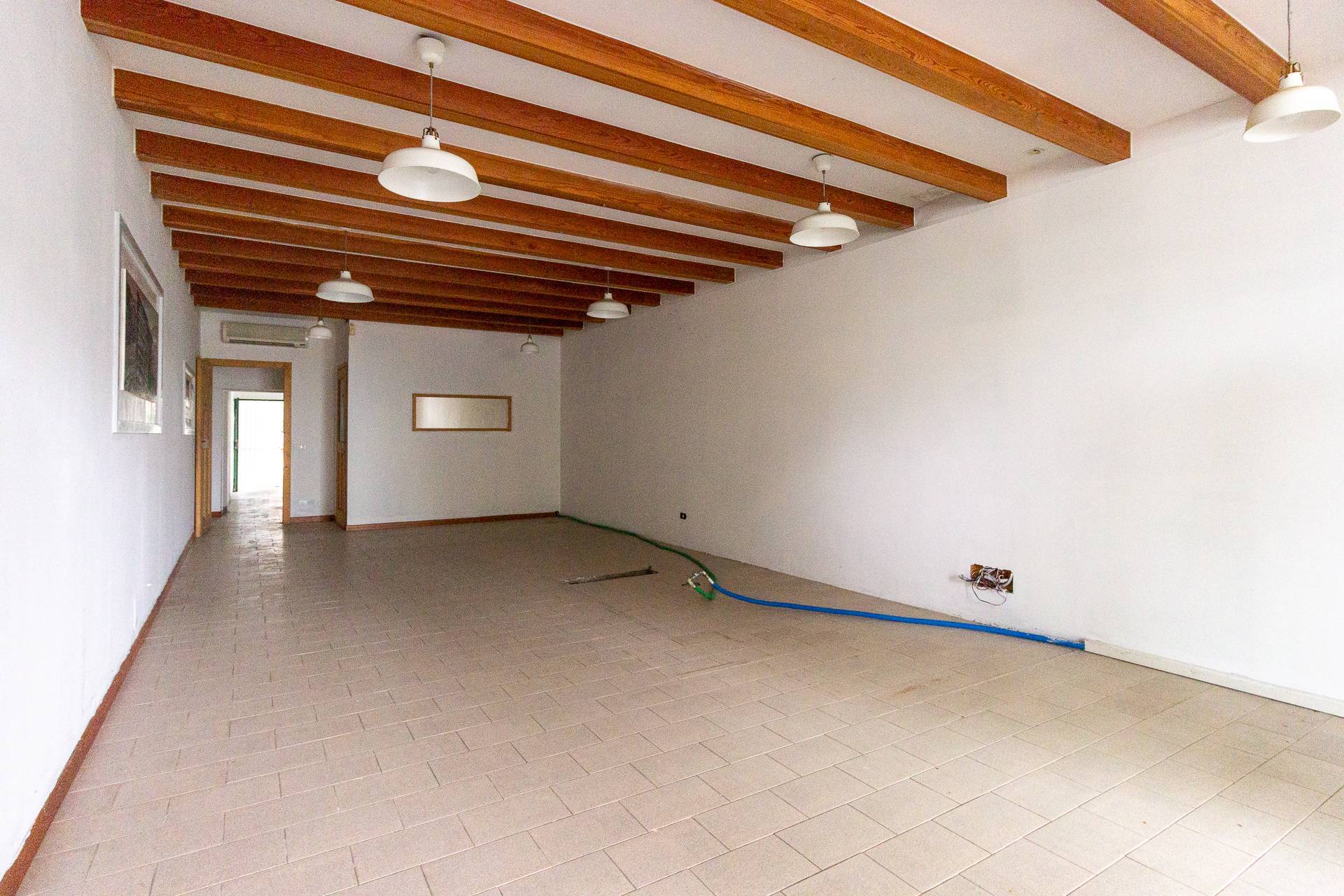 Locale commerciale in vendita a Aviano, Costa Ornedo