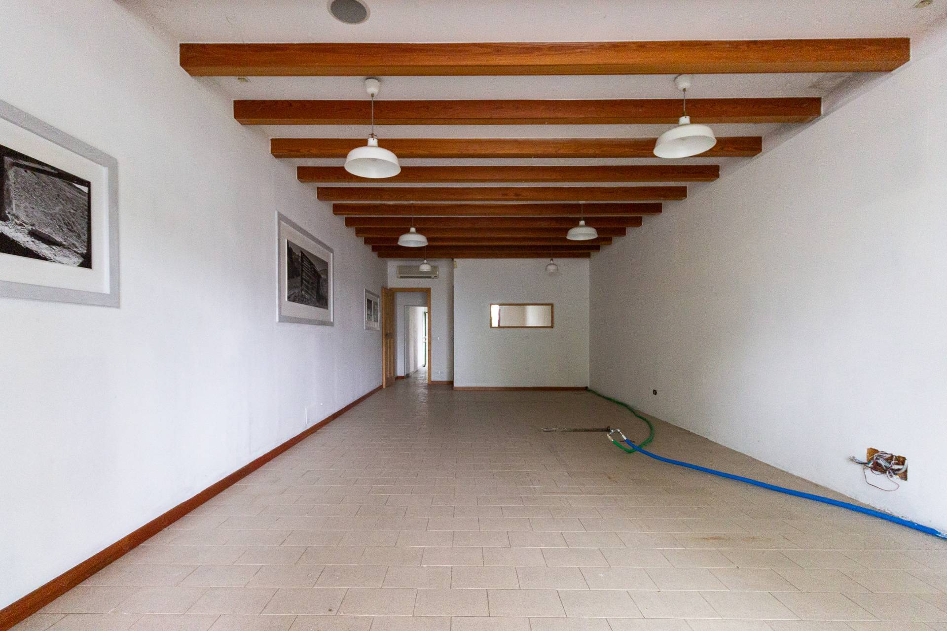 Locale commerciale in vendita a Aviano, Costa Ornedo