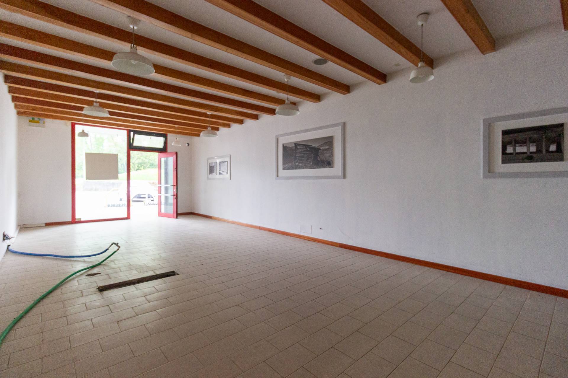 Locale commerciale in vendita a Aviano, Costa Ornedo