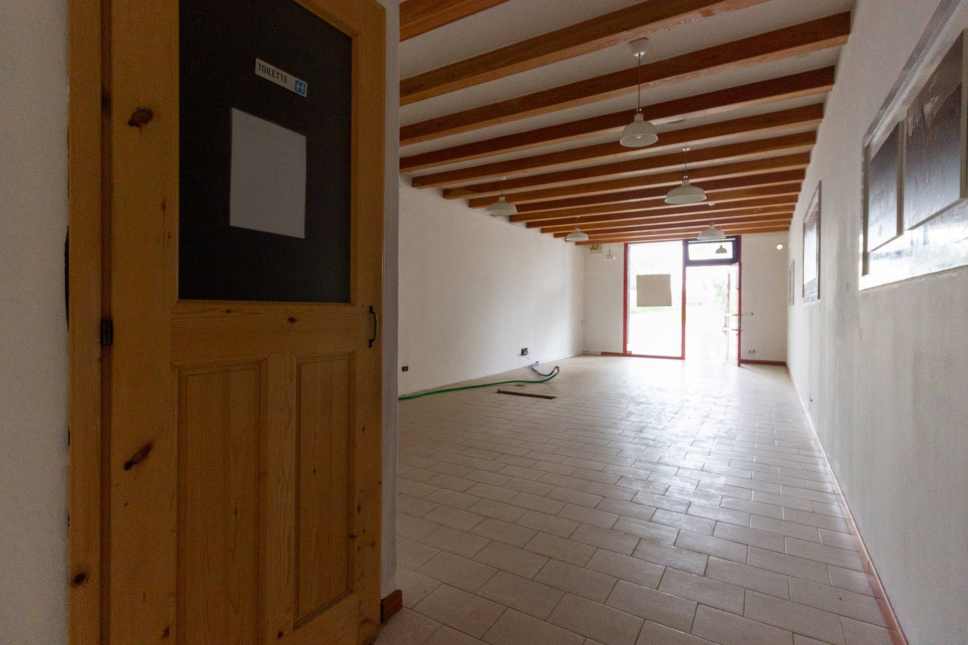 Locale commerciale in vendita a Aviano, Costa Ornedo