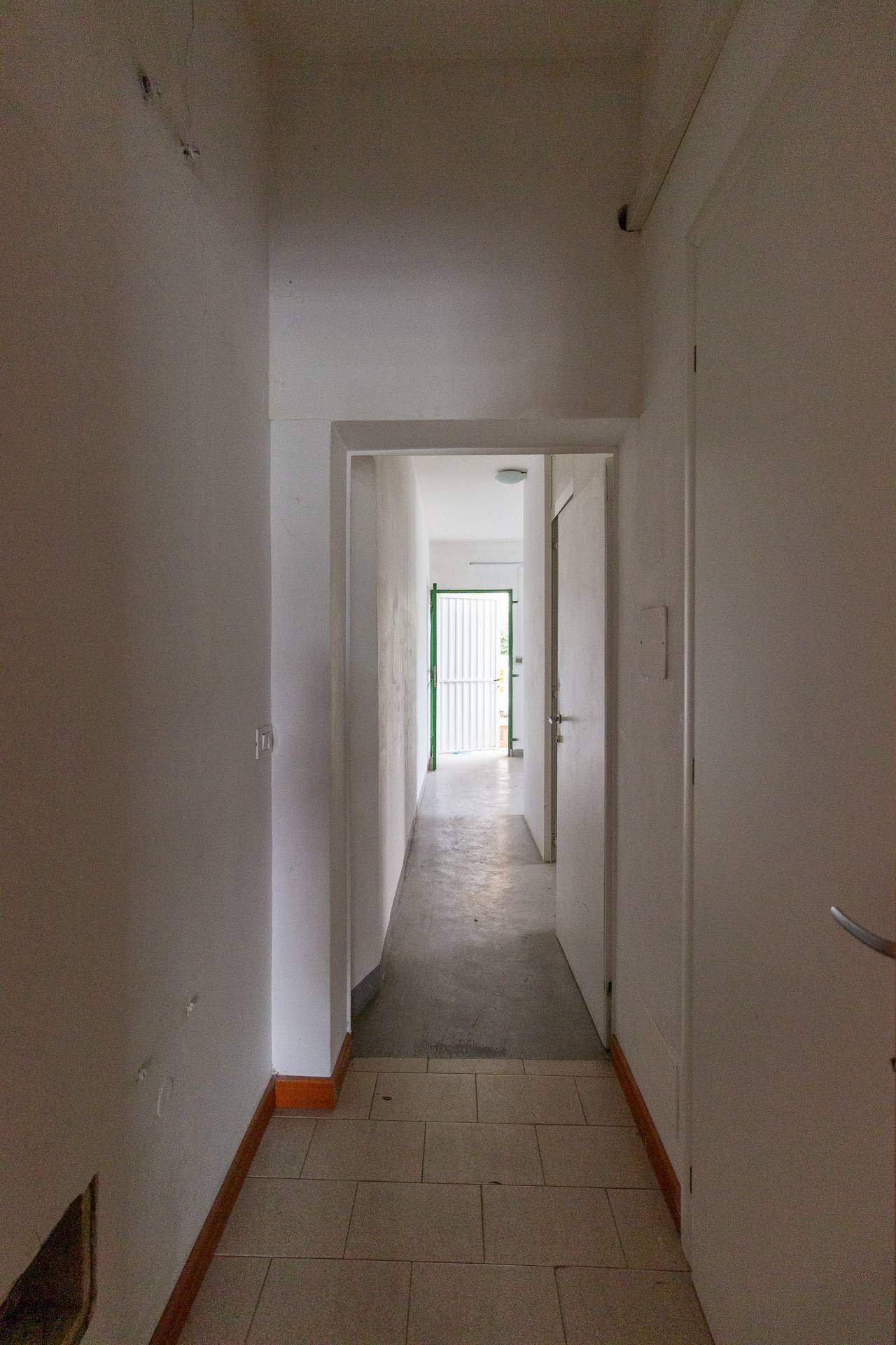 Locale commerciale in vendita a Aviano, Costa Ornedo