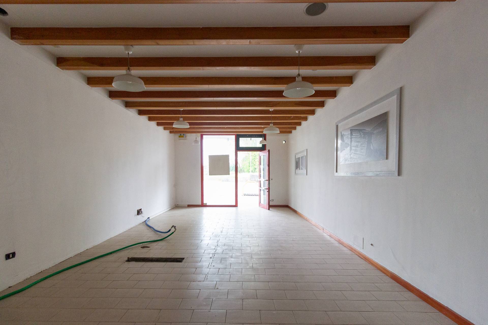 Locale commerciale in vendita a Aviano, Costa Ornedo