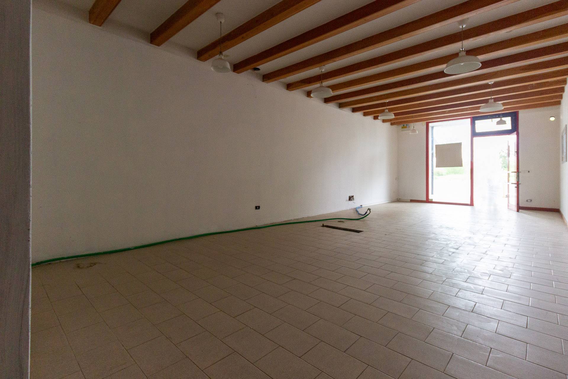 Locale commerciale in vendita a Aviano, Costa Ornedo