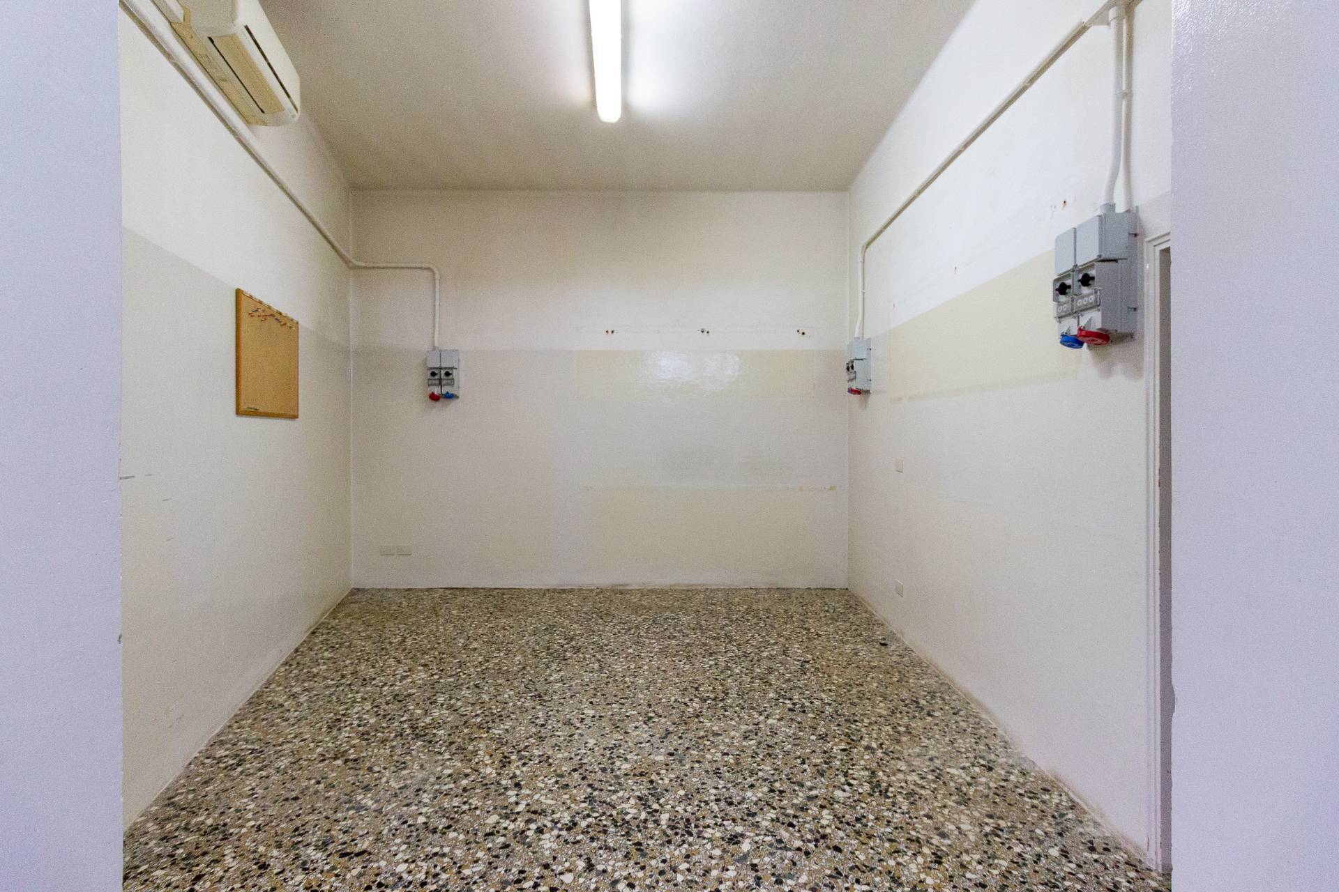 Locale commerciale in vendita a Roveredo in Piano