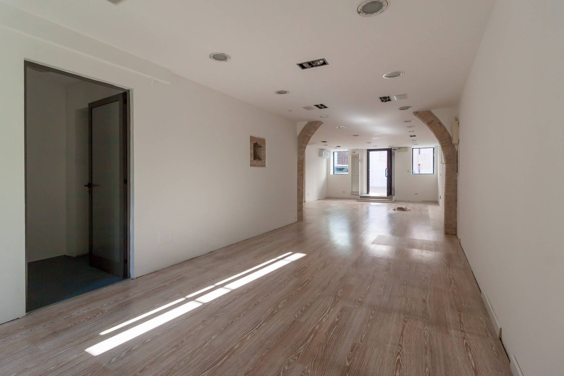 Locale commerciale in affitto a Pordenone, Centro storico