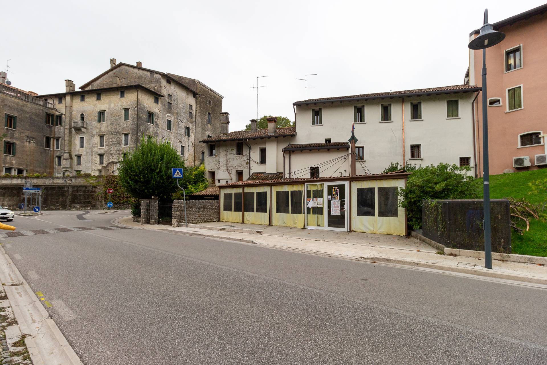 Locale commerciale in affitto a Porcia