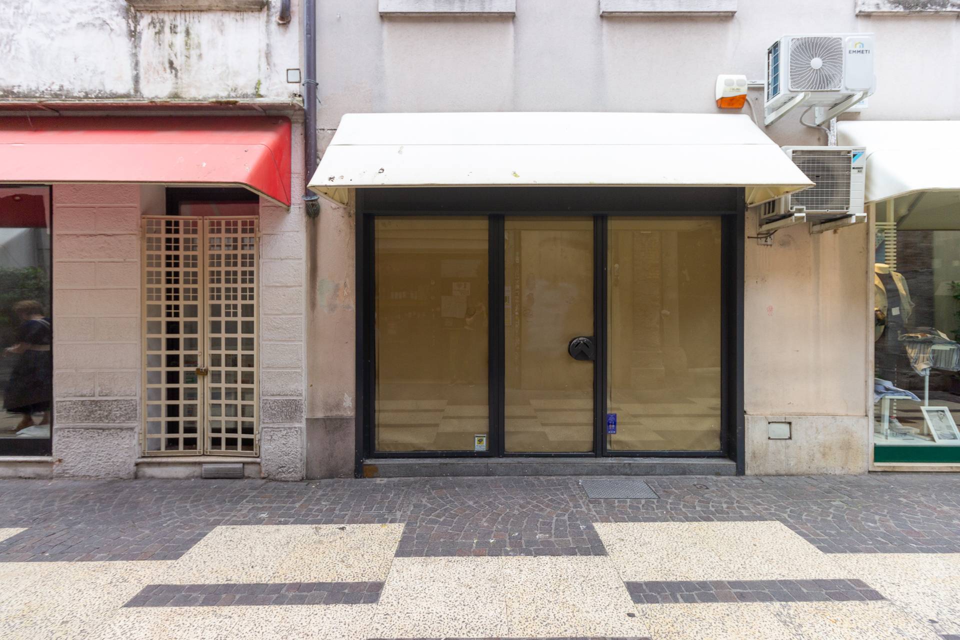 Locale commerciale in affitto a Pordenone, Centro