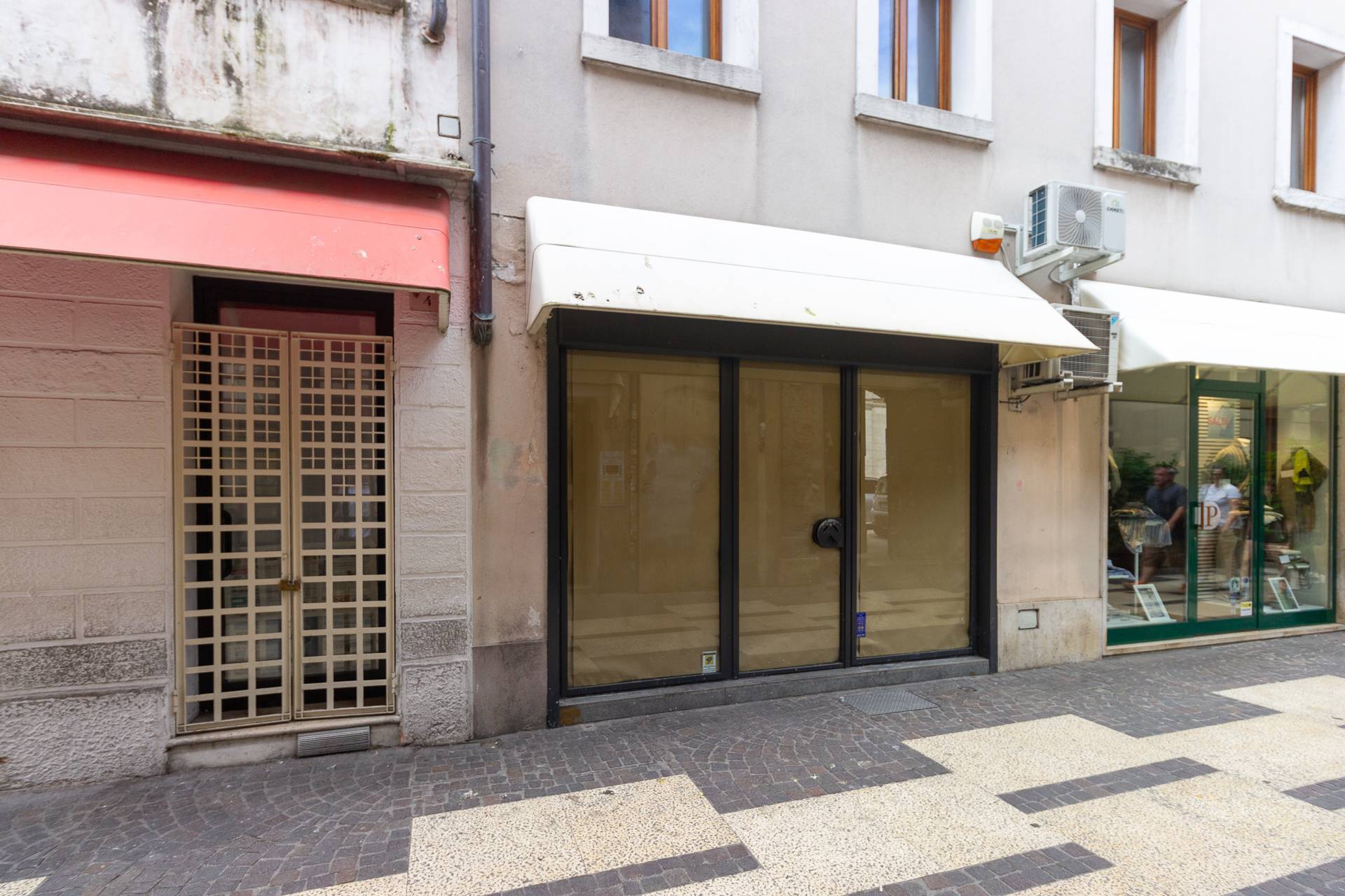 Locale commerciale in affitto a Pordenone, Centro