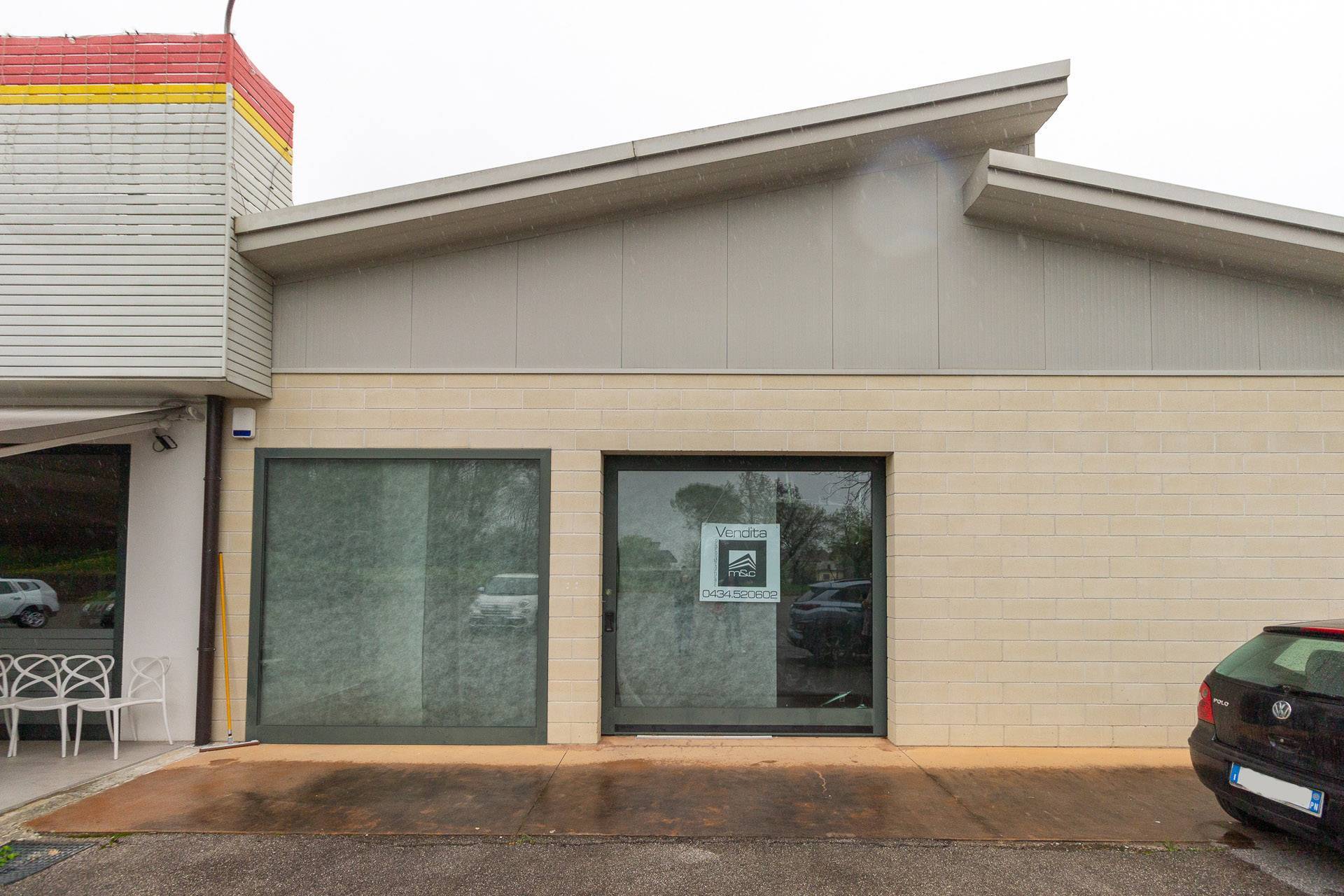 Locale commerciale in vendita a Aviano