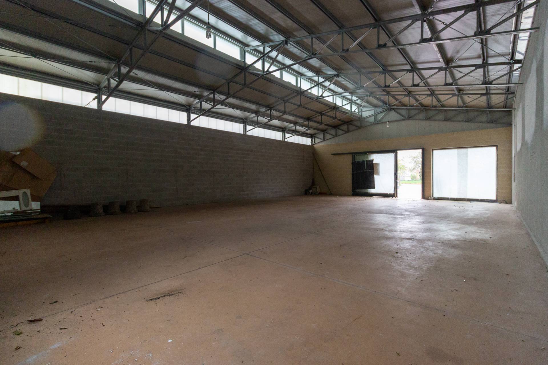 Locale commerciale in vendita a Aviano