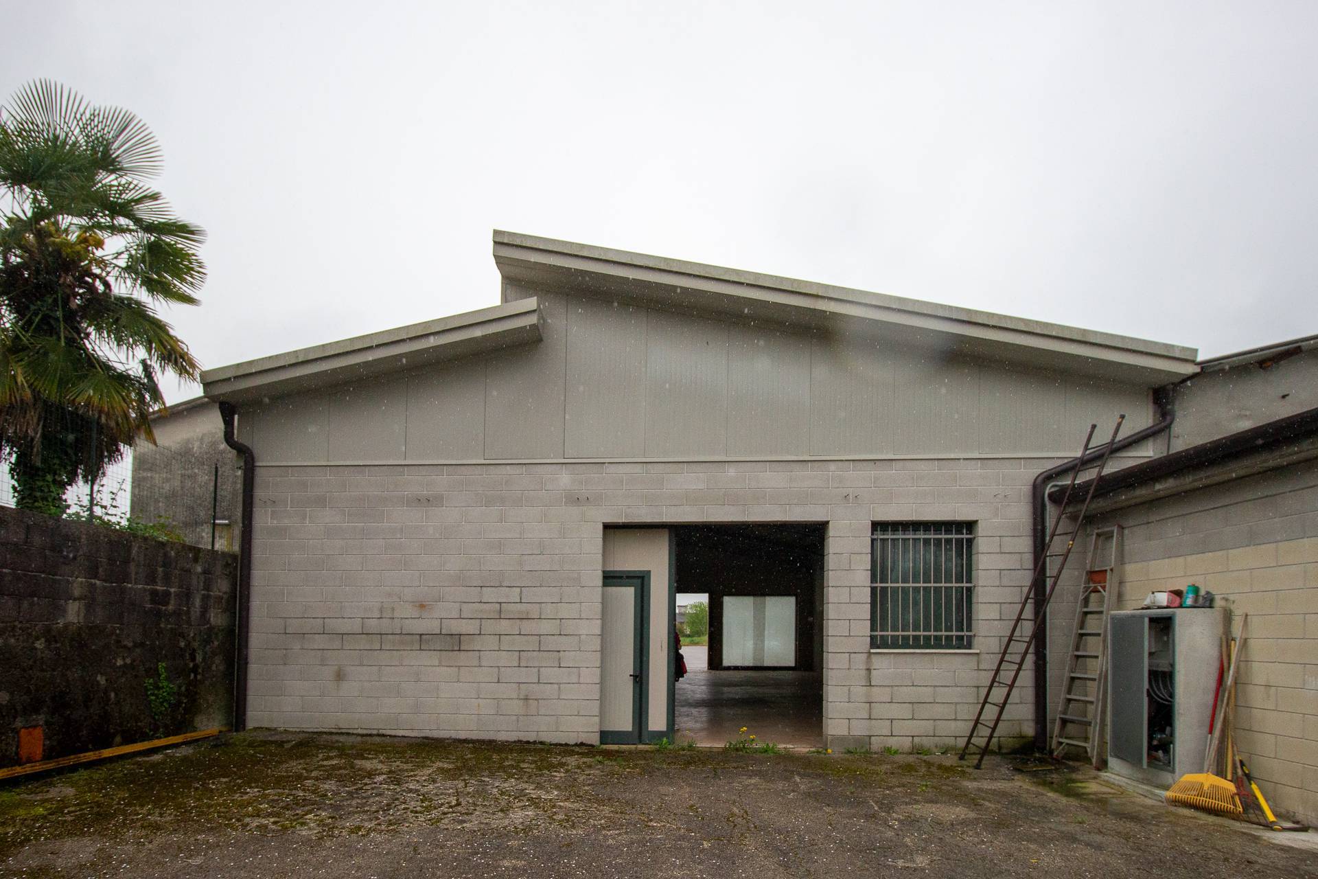 Locale commerciale in vendita a Aviano