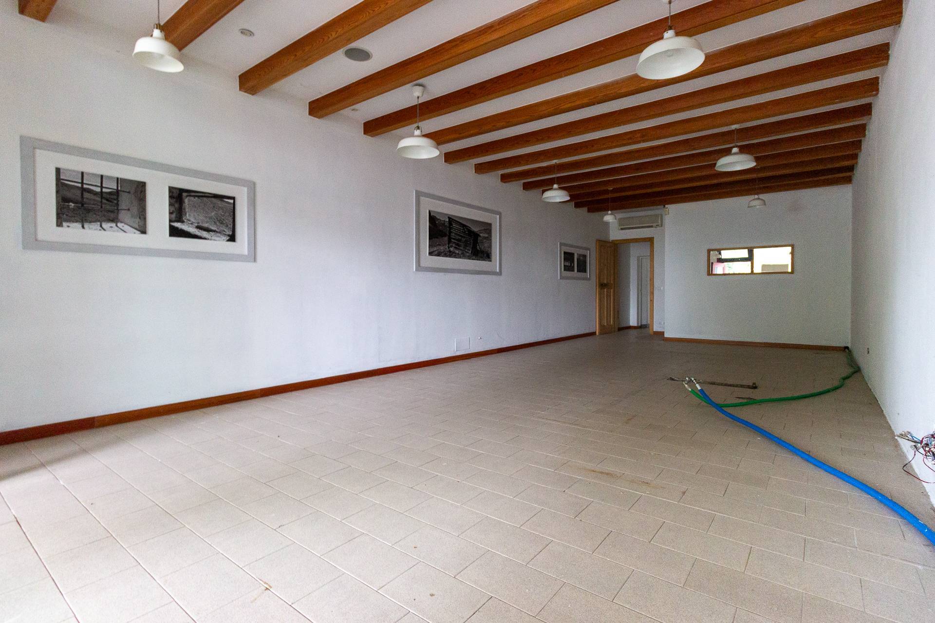 Locale commerciale in vendita a Aviano, Costa Ornedo