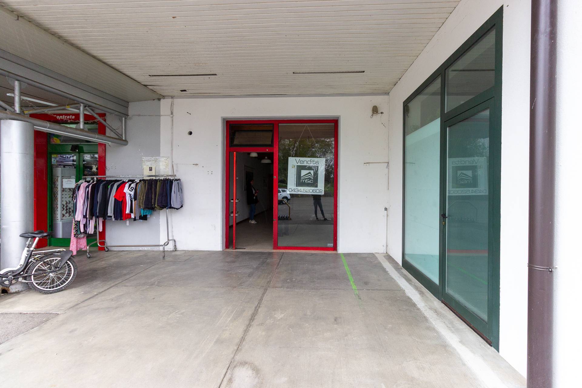 Locale commerciale in vendita a Aviano, Costa Ornedo