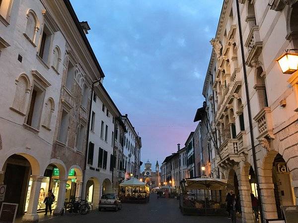 Locale commerciale in vendita a Pordenone, Centro storico