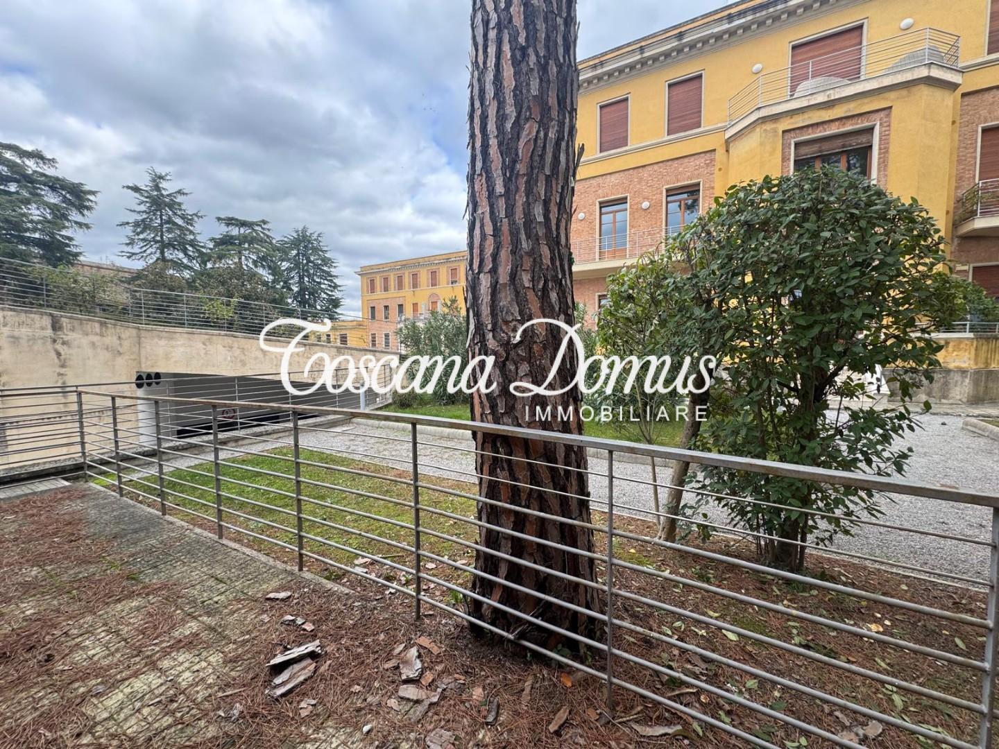 Monolocale con giardino, Siena tufi esterna