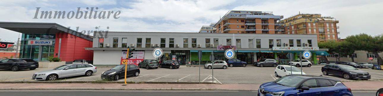 Locale commerciale in affitto a Grottammare, Ischia