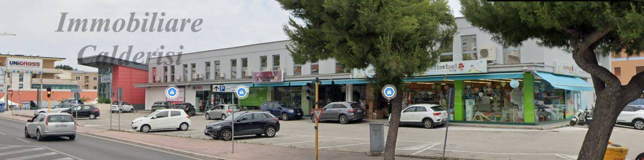 Locale commerciale in affitto a Grottammare, Ischia
