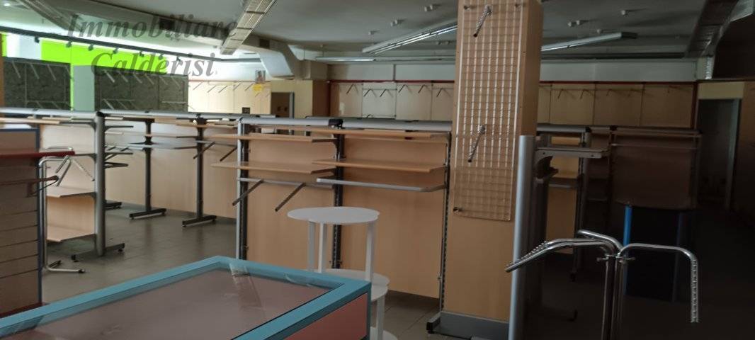 Locale commerciale in affitto a Grottammare, Ischia