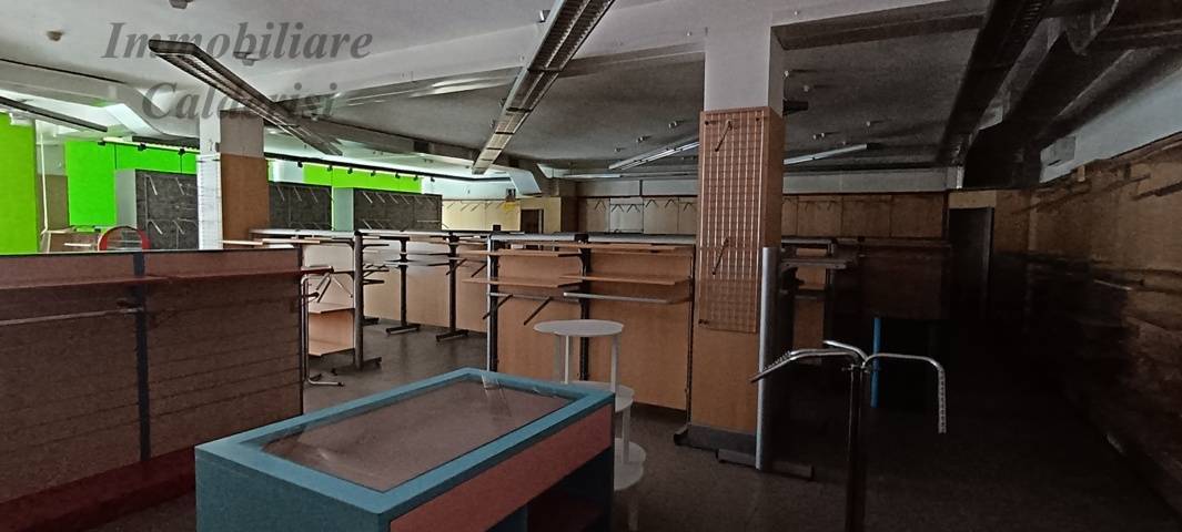 Locale commerciale in affitto a Grottammare, Ischia