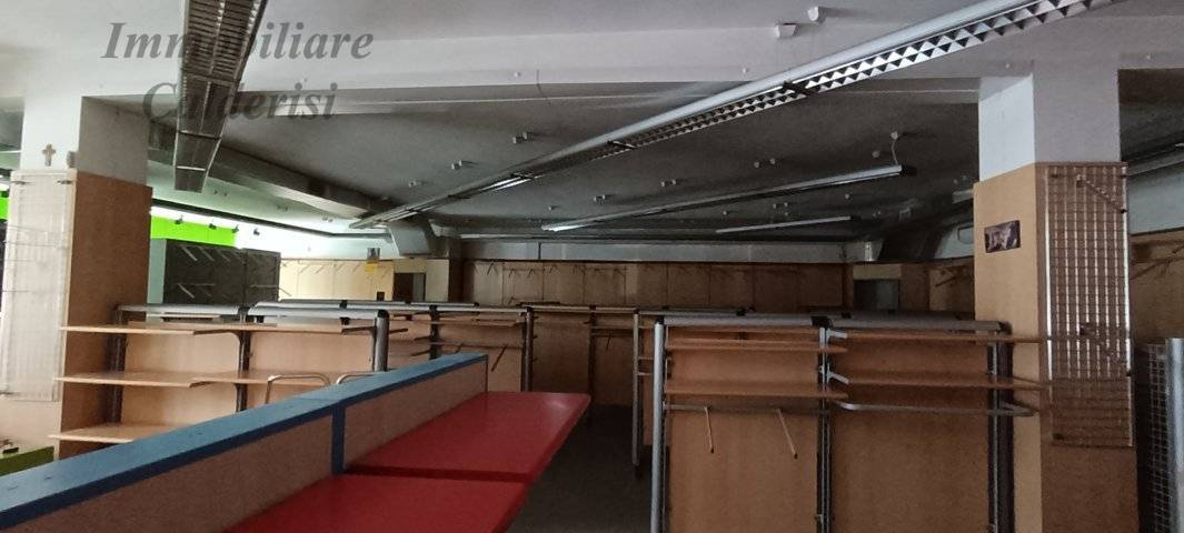 Locale commerciale in affitto a Grottammare, Ischia