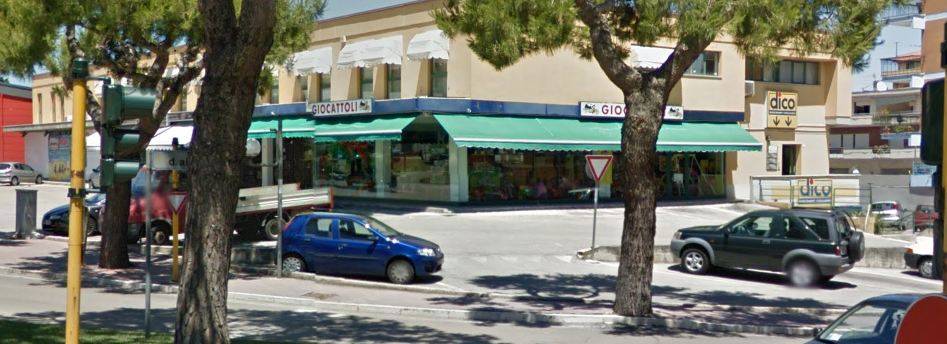 Locale commerciale in affitto a Grottammare, Ischia