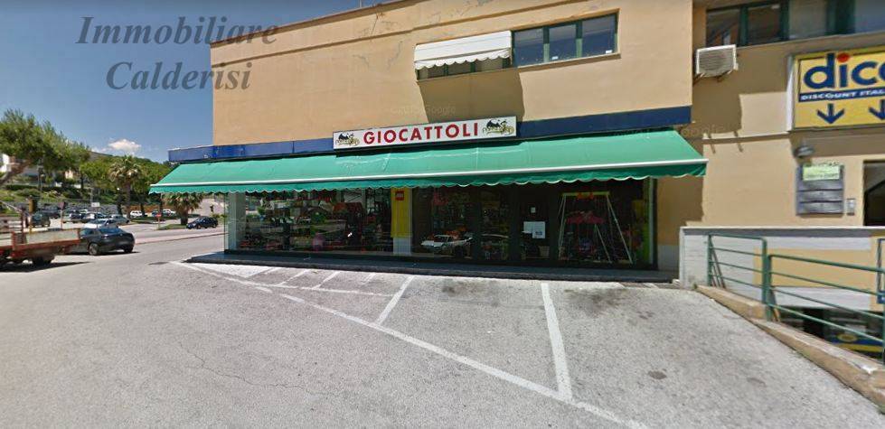Locale commerciale in affitto a Grottammare, Ischia
