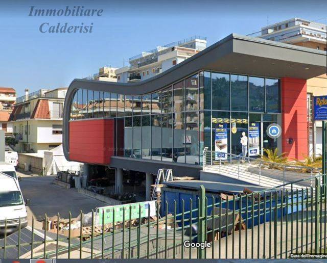 Locale commerciale in affitto a Grottammare, Ischia