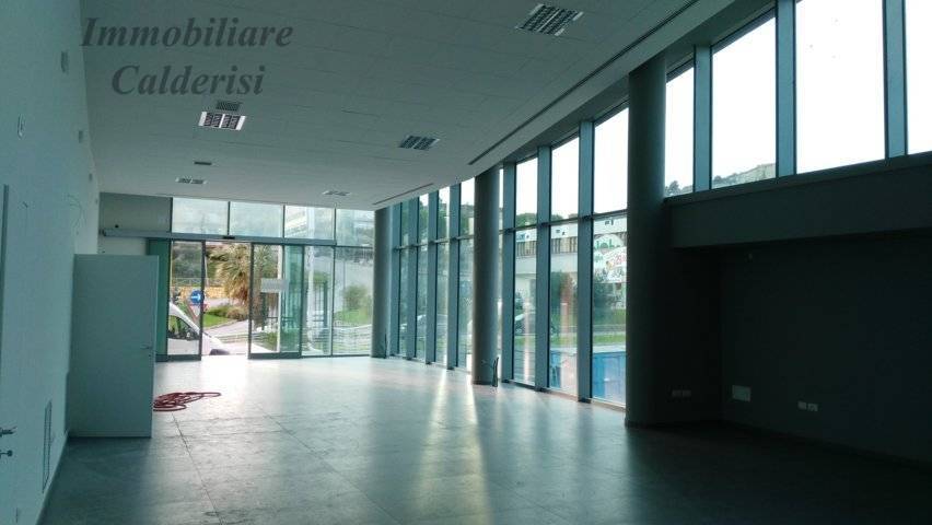 Locale commerciale in affitto a Grottammare, Ischia